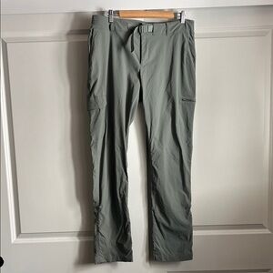 The North Face Women's Paramount Mid-Rise Pant in Agave Green